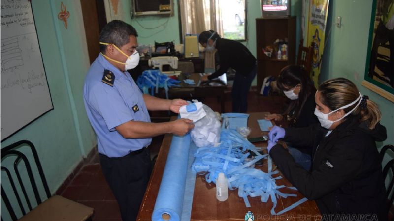 Policías elaboran barbijos