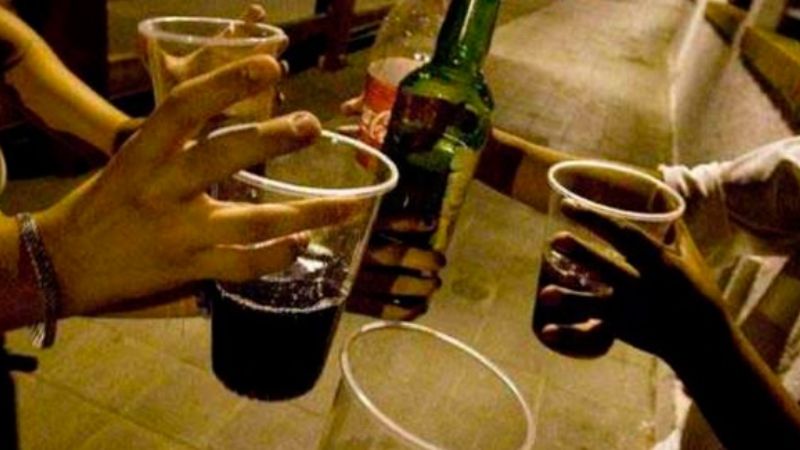 Tomaban bebidas alcohólicas y se metieron a la casa cuando vieron a policías