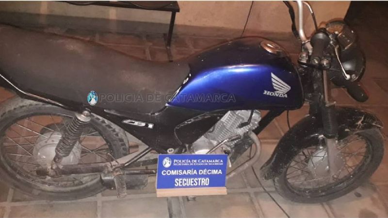 Violaron la cuarentena, escaparon de los policías y abandonaron una moto