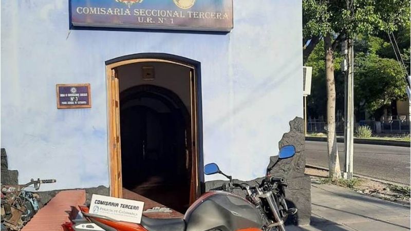 Encuentran abandonada en medio de la calle una moto robada