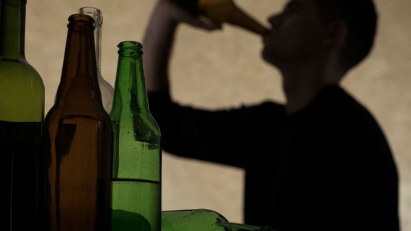 Detenido por ingerir bebidas alcohólicas en la calle y herir a un policía