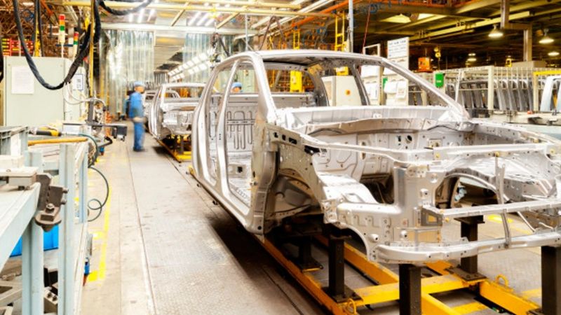 Las automotrices volverían a trabajar a fin de abril y en un solo turno