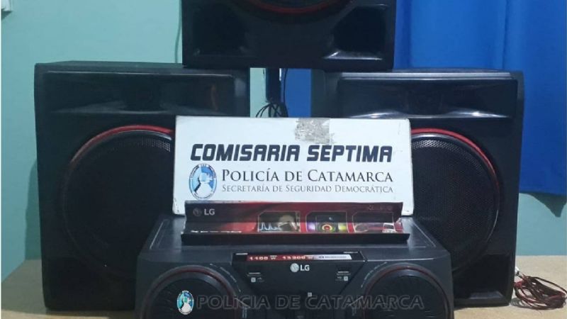 Escuchaban música y tomaban cervezas en la vereda