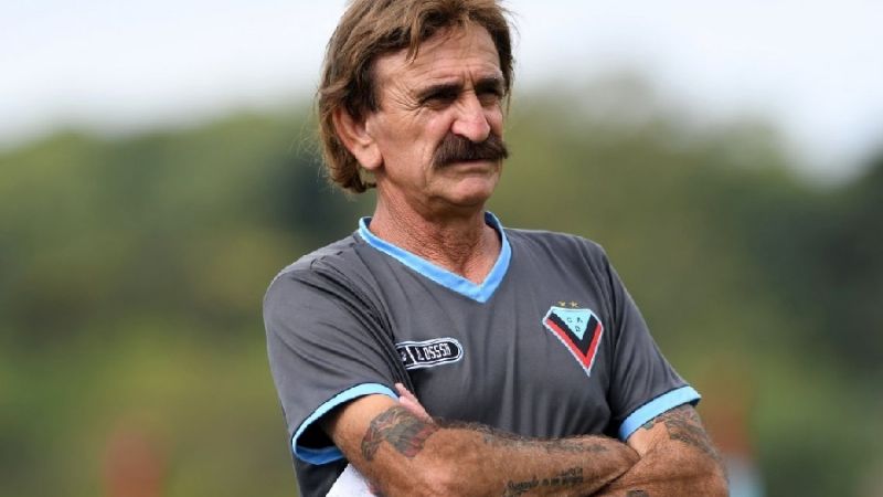 Vicó, el DT de Brown, de cuarentena en la cancha