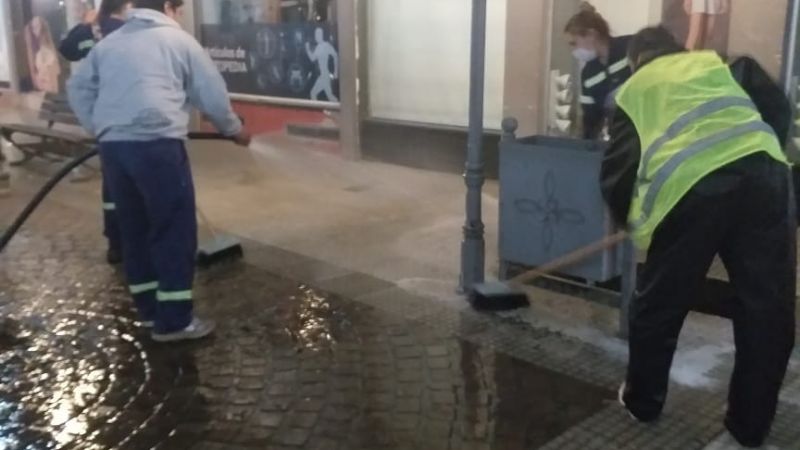 Operativo de asistencia en los bancos y limpieza de veredas