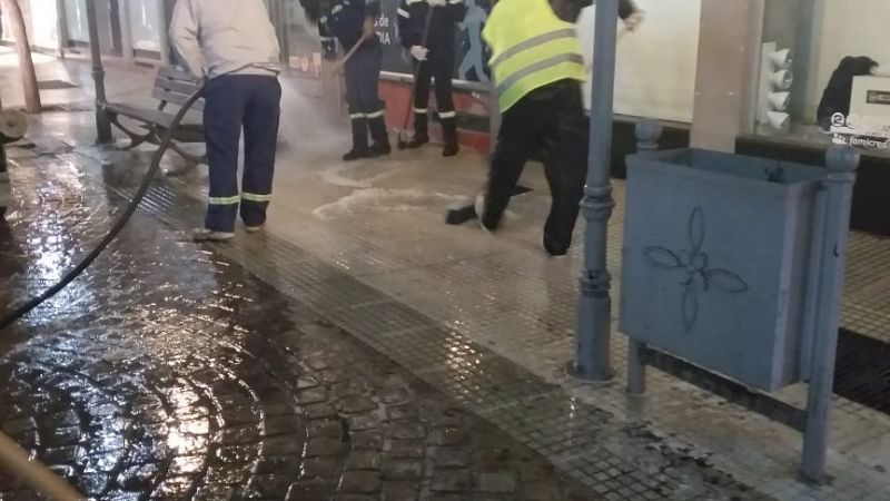 Operativo de asistencia en los bancos y limpieza de veredas