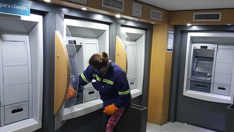 Operativo de asistencia en los bancos y limpieza de veredas