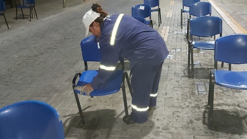 Operativo de asistencia en los bancos y limpieza de veredas