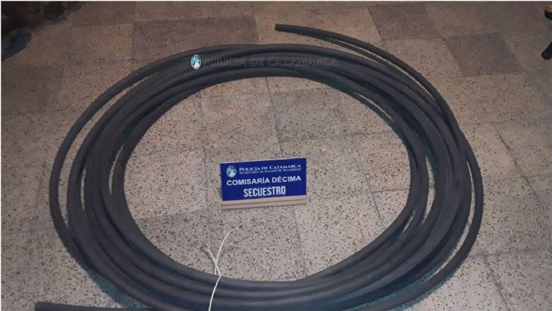 Aprehenden a un hombre por robar un rollo de manguera de un corralón