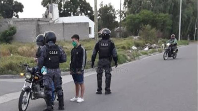 Unas 44 personas salieron a la calle sin permiso