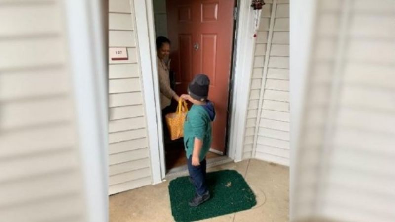 Gastó sus ahorros en comida para abuelos