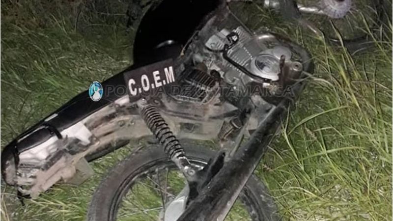 Encontraron una moto escondida en un descampado