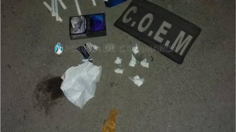 Dos detenidos con seis envoltorios de cocaína