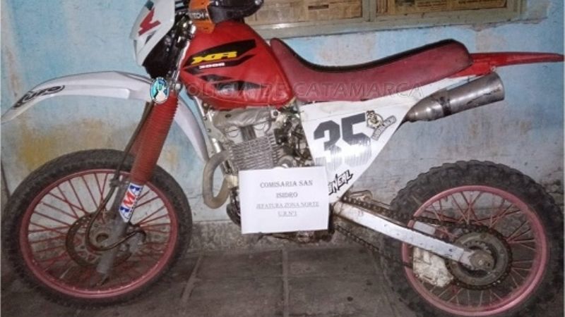 Circulaba en una moto robada, vio a la policía y la dejó abandonada