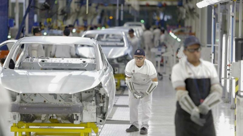 Más de un millar de industrias serían autorizadas a reabrir desde el lunes