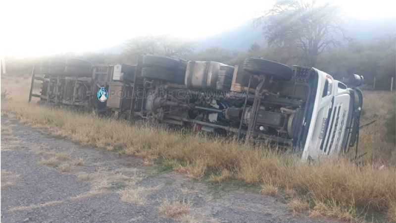 Camionero perdió el control y volcó en la ruta 33