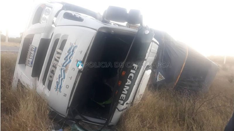 Camionero perdió el control y volcó en la ruta 33