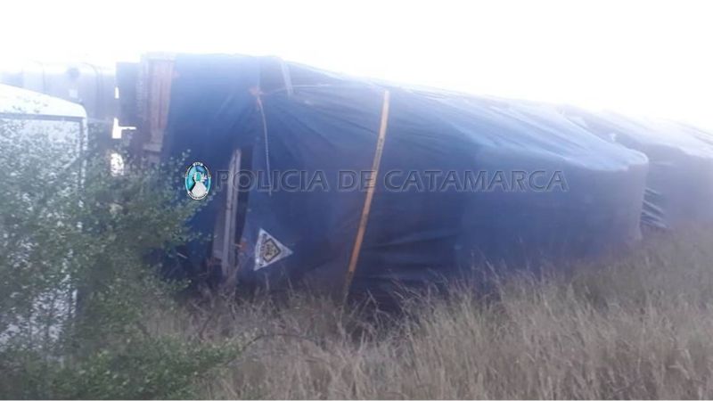 Camionero perdió el control y volcó en la ruta 33
