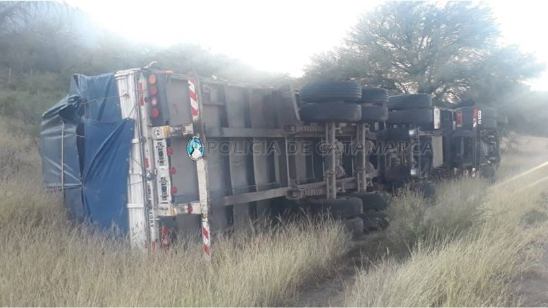 Camionero perdió el control y volcó en la ruta 33