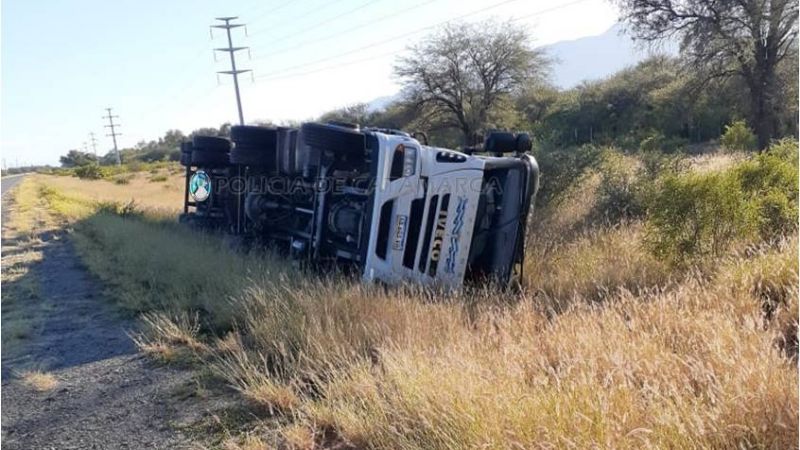 Camionero perdió el control y volcó en la ruta 33
