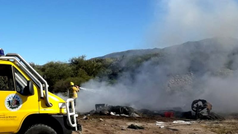Contienen incendio de basural al sur de la Capital