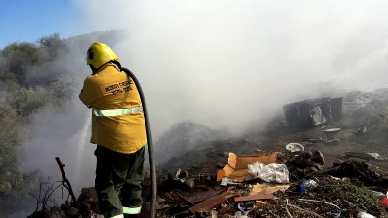 Contienen incendio de basural al sur de la Capital