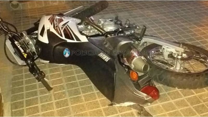 Motociclista chocó con un auto y tuvo que ser asistido