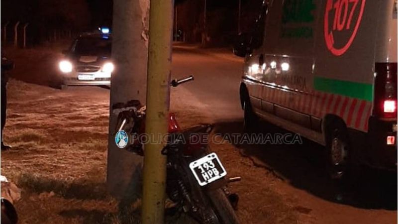 Motociclista se accidentó al derrapar y chocar con un poste