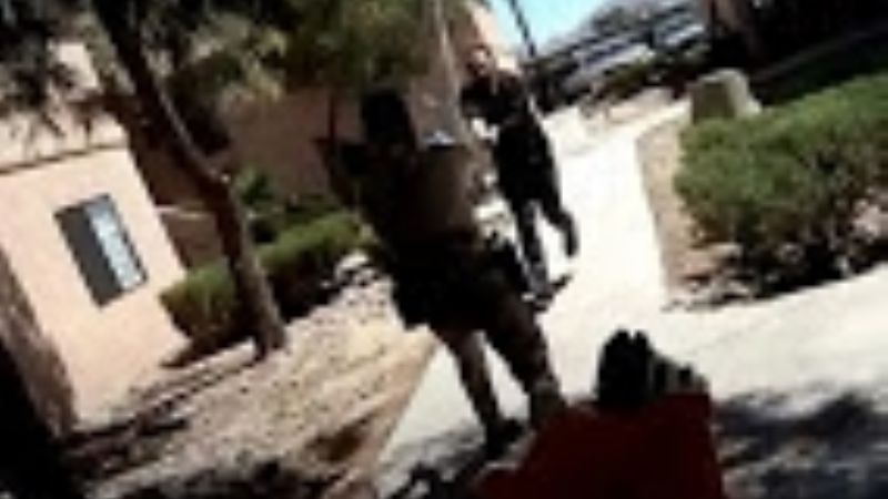 Video: Un hombre amenazaba a los policías con una espada y lo abatieron