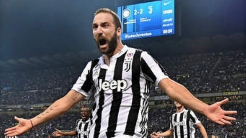 Juventus espera a Higuaín el viernes, en Italia