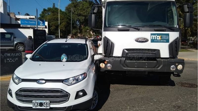 Auto resultó dañado al chocar con un camión