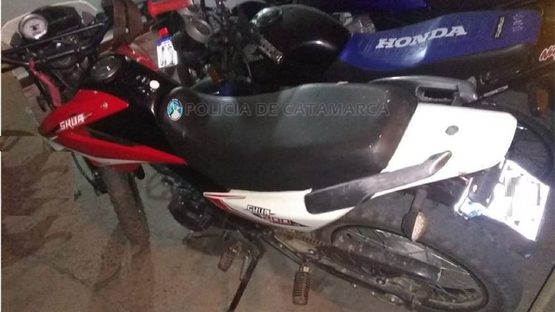 No tenían permiso y los detuvieron por violar la cuarentena