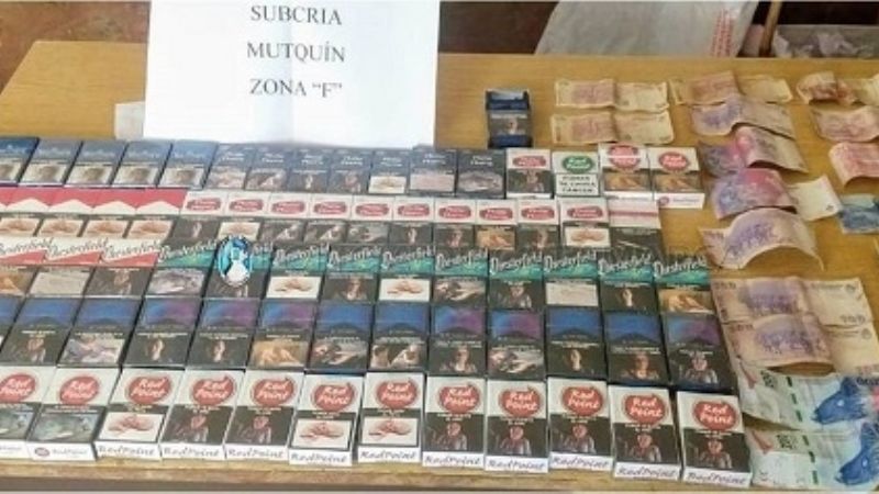 Robó casi 70 etiquetas de cigarrillo