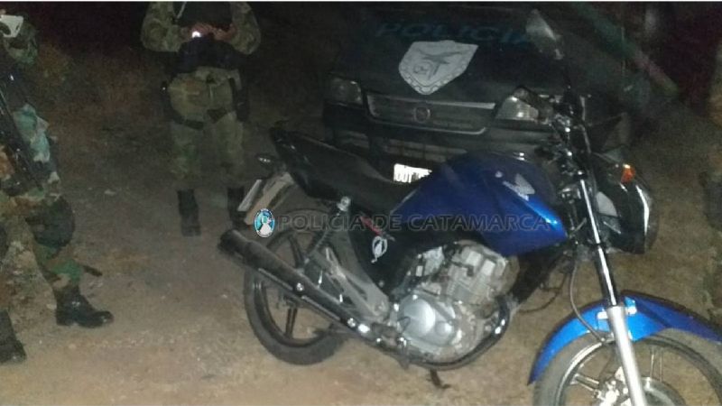 Cinco sujetos armados hirieron a un joven en su casa para robarle la moto