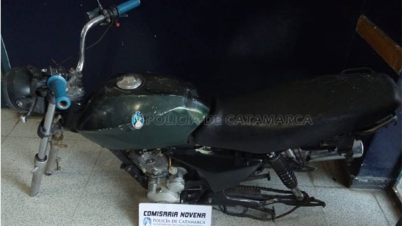 Encuentran una moto abandonada sin ruedas