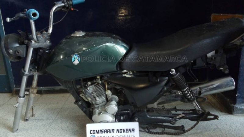 Encuentran una moto abandonada sin ruedas