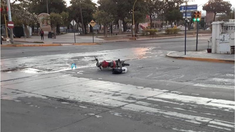 Motociclista chocó a un auto y el conductor se fugó
