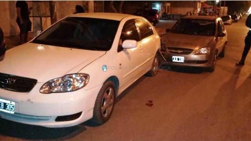 Automovilista chocó contra una camioneta estacionada