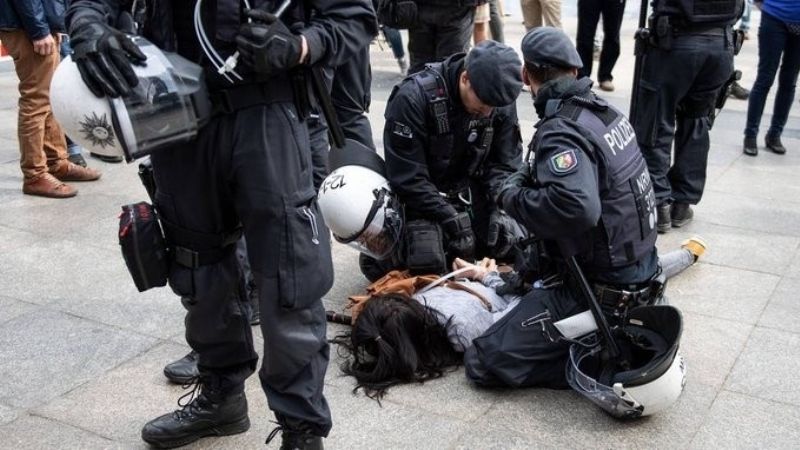 Hubo protestas contra la reanudación y sin público