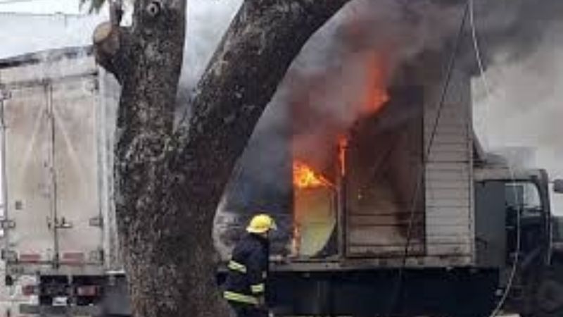 Incendio en un camión cargado de carbón en la Cuesta El Totoral