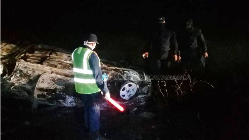 Volcó y se incendió el auto: el conductor logró salir a tiempo