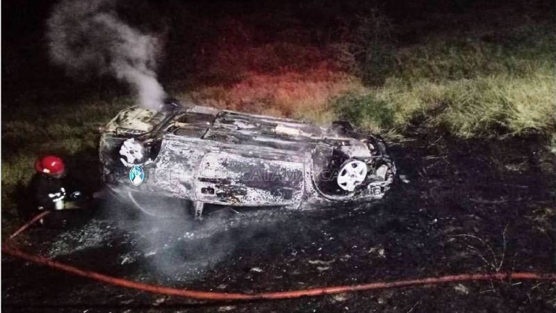 Volcó y se incendió el auto: el conductor logró salir a tiempo