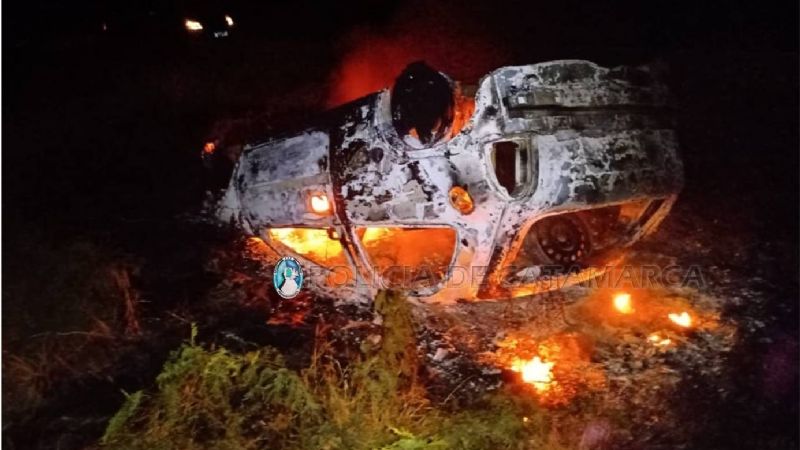 Volcó y se incendió el auto: el conductor logró salir a tiempo