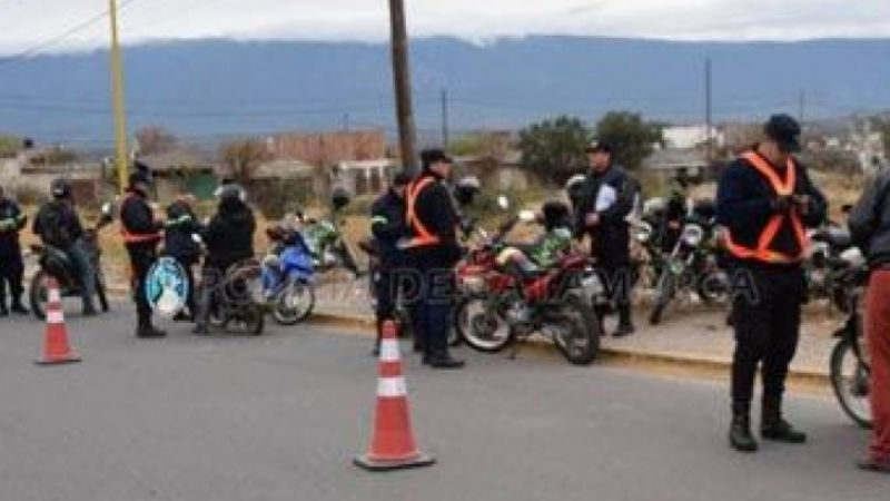 Policías sorprenden en la calle a 15 personas que no cumplía la cuarentena