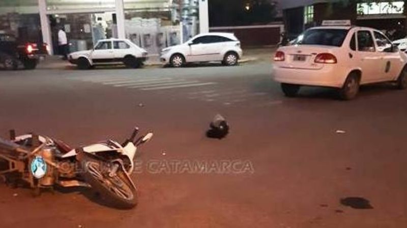 Auto chocó a una moto frente a la estación de servicio de Valle Viejo