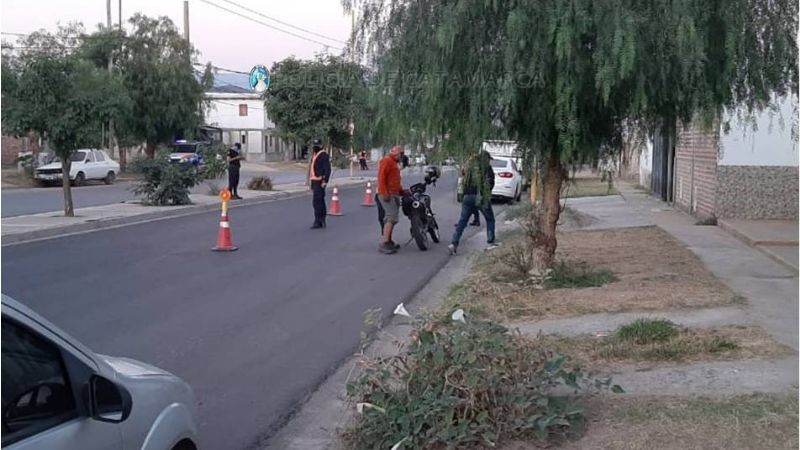 Secuestran vehículos y aprehenden a dos jóvenes por intentar eludir un control