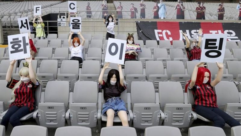 Disculpas del club coreano que usó muñecas como "hinchas"