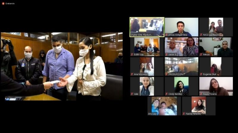 Casamiento "virtual" con barbijo, sin beso y parientes por video