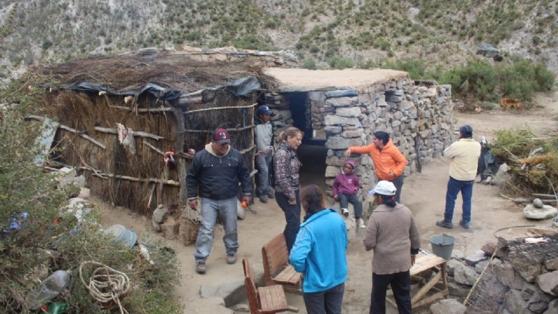 A lomo de burro, intendenta visitó a pobladores de la precordillera