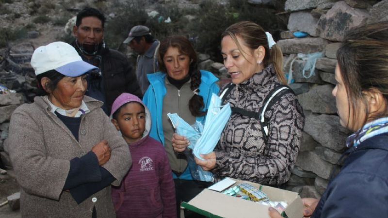A lomo de burro, intendenta visitó a pobladores de la precordillera
